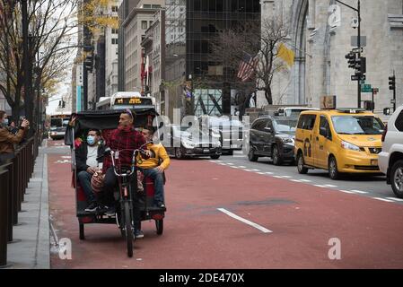 Manhattan, New York. 27. November 2020. Ein Pediküre mit Touristen auf der fünften Allee. Stockfoto