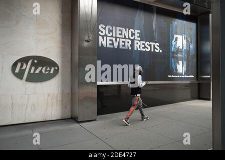 Manhattan, New York. 27. November 2020. Ein Mann geht vor der Pfizer Zentrale in Midtown. Stockfoto