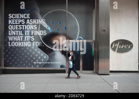 Manhattan, New York. 27. November 2020. Eine Frau geht vor der Pfizer Zentrale in Midtown. Stockfoto