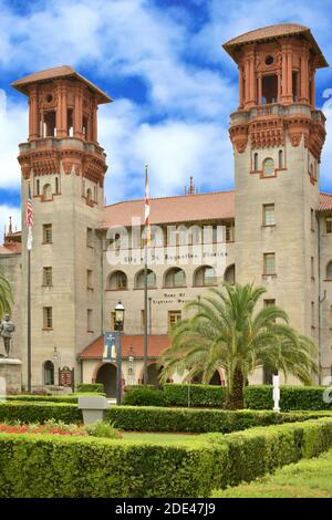 Das Lightner Museum befindet sich im ehemaligen Alcazar Hotel, einem architektonischen Meisterwerk der spanischen Renaissance, zusammen mit dem Rathaus in St. Augustine, FL Stockfoto