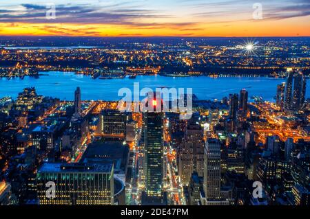 Luftaufnahme der Skyline von Manhattan und des Hudson River vom Empire State Building. Blick auf die Webser Apartments und Pennsylvania Station und Huds Stockfoto