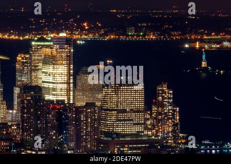 Luftaufnahme vom Empire State Building. Nachtansicht des South End von Manhattan, wo sich die meisten Symbole der Stadt konzentrieren Stockfoto