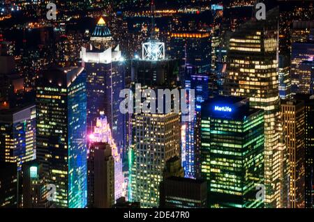 Luftaufnahme vom Empire State Building. Nachtaufnahmen von MetLife Building und anderen Gebäuden in Lower Midtown. Die frenetische Aktivität ist du Stockfoto