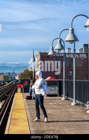 U-Bahn-Plattform, Zug und Gleise in der Bronx, NYC Stockfoto