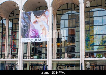 The Metropolitan Opera Opening Night live in HD Simultaninszenierung der Neuproduktion von Giacomo Puccinis Oper Tosca, New York, USA. Stockfoto