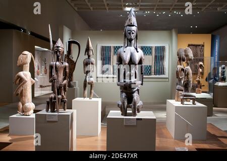 Afrikanische Kunstfiguren im Metropolitan Museum of Art in New York City. 82nd Street Manhattan New USA. Die Sammlung der Kunst der Völker des Museums Stockfoto