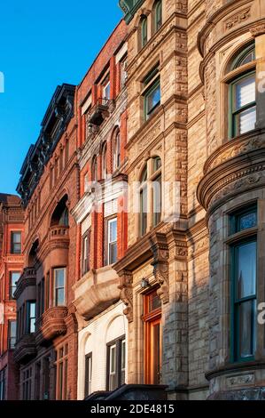 Feuerleitern auf Wohnhäuser Wohnung im Viertel von Harlem, New York City. Stockfoto