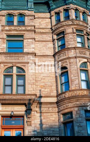 Feuerleitern auf Wohnhäuser Wohnung im Viertel von Harlem, New York City. Stockfoto