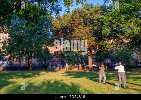 Morgen Tai Chi im Garvey Park, Harlem, New York, USA. Stockfoto