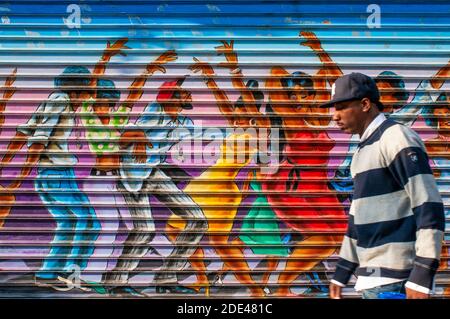 NEW YORK, Graffiti im Schatten einer Einrichtung von Harlem gemalt. In New York in schwarz und Vororte wie die Bronx, Brooklyn und Harlem, die Geburt o Stockfoto