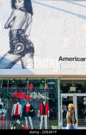 Die Menschen gehen an einem amerikanischen Bekleidungsgeschäft in harlem New York, USA, vorbei Stockfoto