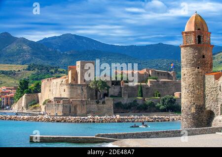 Königliche Burg von Collioure und Landschaft Strand am Meer des malerischen Dorfes Colliure, in der Nähe von Perpignan im Süden von Frankreich Languedoc-Roussillon C Stockfoto