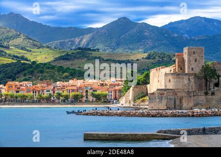 Königliche Burg von Collioure und Landschaft Strand am Meer des malerischen Dorfes Colliure, in der Nähe von Perpignan im Süden von Frankreich Languedoc-Roussillon C Stockfoto