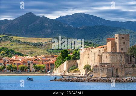 Königliche Burg von Collioure und Landschaft Strand am Meer des malerischen Dorfes Colliure, in der Nähe von Perpignan im Süden von Frankreich Languedoc-Roussillon C Stockfoto