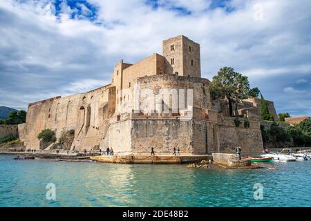 Königliche Burg von Collioure und Landschaft Strand am Meer des malerischen Dorfes Colliure, in der Nähe von Perpignan im Süden von Frankreich Languedoc-Roussillon C Stockfoto