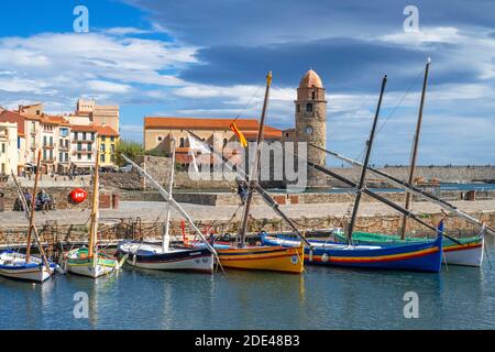 Typische Boote und Notre-Dame-des-Anges Kirche und Landschaft Strand am Meer des malerischen Dorfes Collioure, in der Nähe von Perpignan im Süden von Frankreich L Stockfoto