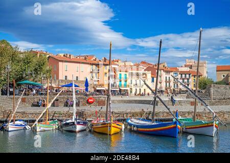 Typische Boote und Notre-Dame-des-Anges Kirche und Landschaft Strand am Meer des malerischen Dorfes Collioure, in der Nähe von Perpignan im Süden von Frankreich L Stockfoto