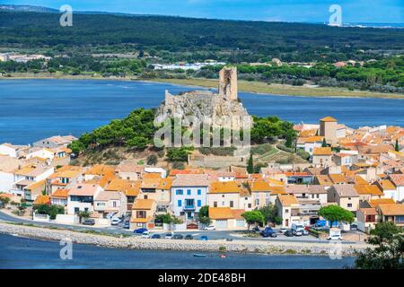 Blick auf den Wachturm in Gruissan im Languedoc-Roussillon, Frankreich, Aude, Gruissan, Dorf in Circulade zeugt von einer mittelalterlichen Herkunft, strategische SIG Stockfoto