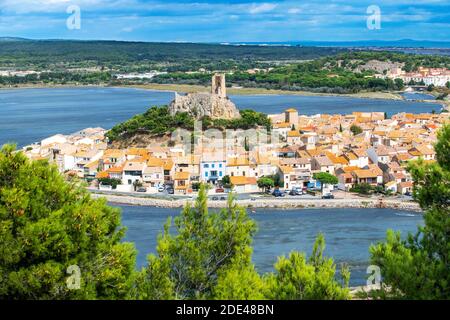 Blick auf den Wachturm in Gruissan im Languedoc-Roussillon, Frankreich, Aude, Gruissan, Dorf in Circulade zeugt von einer mittelalterlichen Herkunft, strategische SIG Stockfoto