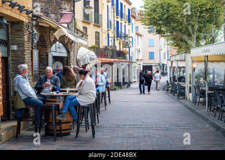 Bars und Restaurants in der Hauptstraße im Mittelalter Stadt Collioure im Süden Frankreichs Languedoc-Roussillon Cote Vermeille Midi Pyrenees Bel Stockfoto