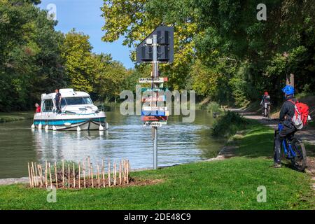 Canal du Midi, in der Nähe von Carcassonne, französisches Departement Aude, Region Okzitanien, Languedoc-Roussillon Frankreich. Boote liegen auf dem von Bäumen gesäumten Kanal. T Stockfoto