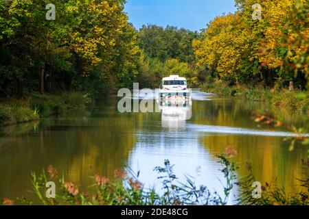 Canal du Midi, in der Nähe von Carcassonne, französisches Departement Aude, Region Okzitanien, Languedoc-Roussillon Frankreich. Boote liegen auf dem von Bäumen gesäumten Kanal. T Stockfoto