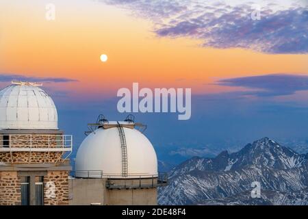 Das Observatorium von Pic Du Midi De Bigorre in Sonnenuntergang Zeit, Hautes Pyrenees, Midi Pyrenees, Frankreich Stockfoto