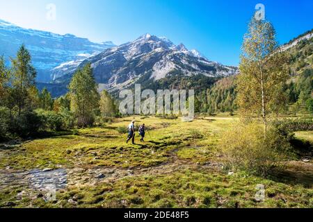 Der Cirque de Gavarnie und die Gavarnie Falls / Grande Cascade de Gavarnie, der höchste Wasserfall Frankreichs in den Pyrenäen. Hautes-Pyrenees, Gavarnie-Gèd Stockfoto