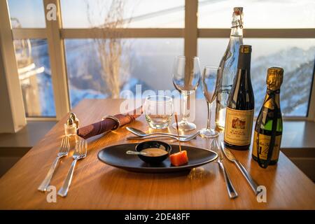 Traditionelles Abendessen bei Sonnenuntergang im Observatorium von Pic Du Midi De Bigorre, Hautes Pyrenees, Midi Pyrenees, Frankreich Stockfoto