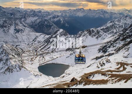 La Mongie See von Oncet und eine Seilbahn steigt auf die Sternwarte von Pic Du Midi De Bigorre, Hautes Pyrenees, Midi Pyrenees, Frankreich Stockfoto