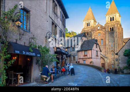 Das kleine mittelalterliche Dorf Conques in Frankreich. Es zeigt den Besuchern seine Abtei-Kirche und geclusterte Häuser gekrönt von Schieferdächern. Kreuzung der engen Straße Stockfoto