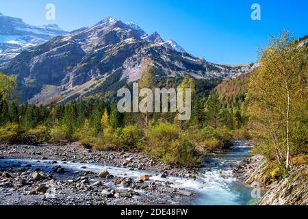 Der Cirque de Gavarnie und die Gavarnie Falls / Grande Cascade de Gavarnie, der höchste Wasserfall Frankreichs in den Pyrenäen. Hautes-Pyrenees, Gavarnie-Gèd Stockfoto