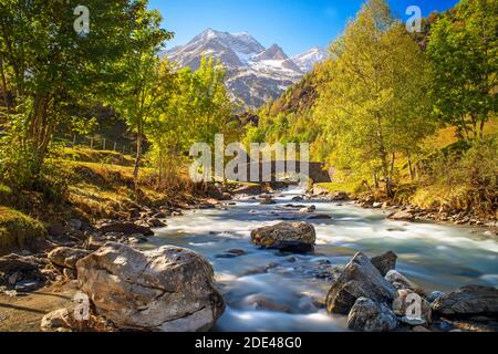 Der Cirque de Gavarnie und die Gavarnie Falls / Grande Cascade de Gavarnie, der höchste Wasserfall Frankreichs in den Pyrenäen. Hautes-Pyrenees, Gavarnie-Gèd Stockfoto