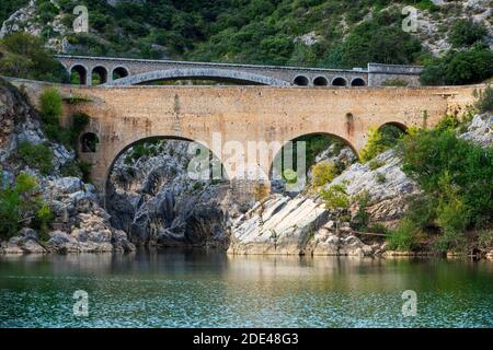 Pont du Diable, die Teufelsbrücke, über den Fluss Hérault, in der Nähe von Saint Guilhem le Désert, Hérault, Languedoc Roussillon. Saint Jean de Fos, die Pont du Di Stockfoto