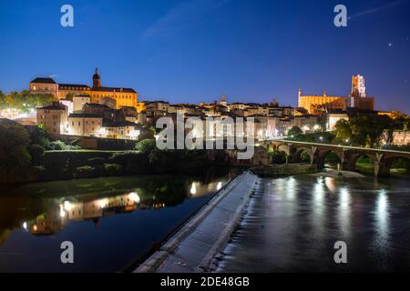 Der Tarn Fluss, der die Stadt Albi durchquert. Pont Vieux Brücke und die Kirche Notre Dame du Breuil in Tarn Dorf, Occitanie Midi Pyrenees Frankreich. Stockfoto