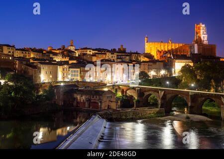 Der Tarn Fluss, der die Stadt Albi durchquert. Pont Vieux Brücke und die Kirche Notre Dame du Breuil in Tarn Dorf, Occitanie Midi Pyrenees Frankreich. Stockfoto