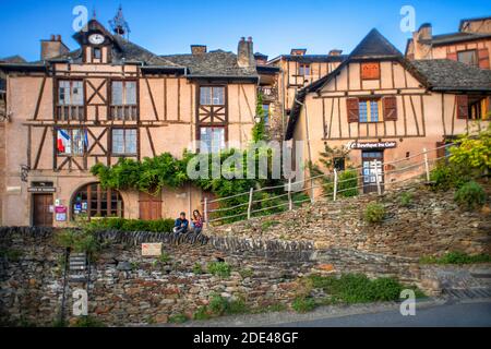 Das kleine mittelalterliche Dorf Conques in Frankreich. Es zeigt den Besuchern seine Abtei-Kirche und geclusterte Häuser gekrönt von Schieferdächern. Kreuzung der engen Straße Stockfoto