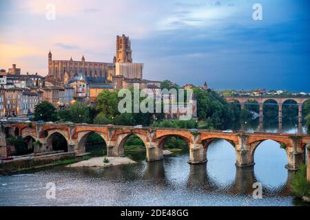 Der Tarn Fluss, der die Stadt Albi durchquert. Pont Vieux Brücke und die Kirche Notre Dame du Breuil in Tarn Dorf, Occitanie Midi Pyrenees Frankreich. Stockfoto