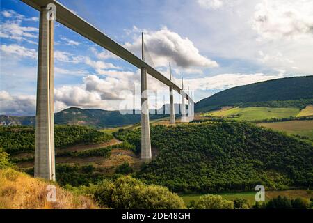 Luftaufnahme Millau Viadukt des Architekten Norman Foster, zwischen Causse du Larzac und Causse de Sauveterre oberhalb von Tarn, Aveyron, Frankreich. Kabelgestabetes bri Stockfoto
