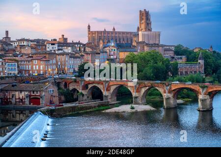 Der Tarn Fluss, der die Stadt Albi durchquert. Pont Vieux Brücke und die Kirche Notre Dame du Breuil in Tarn Dorf, Occitanie Midi Pyrenees Frankreich. Stockfoto