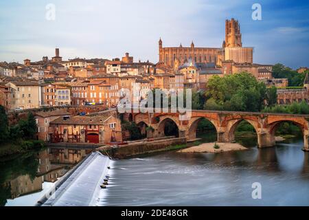 Der Tarn Fluss, der die Stadt Albi durchquert. Pont Vieux Brücke und die Kirche Notre Dame du Breuil in Tarn Dorf, Occitanie Midi Pyrenees Frankreich. Stockfoto