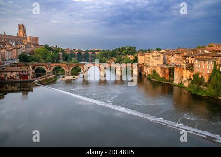 Der Tarn Fluss, der die Stadt Albi durchquert. Pont Vieux Brücke und die Kirche Notre Dame du Breuil in Tarn Dorf, Occitanie Midi Pyrenees Frankreich. Stockfoto