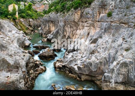 Gorges de l'Herault zwischen St Martin de Londres und St Guilhem le Desert, Languedoc Roussillon Heraul, Frankreich Stockfoto