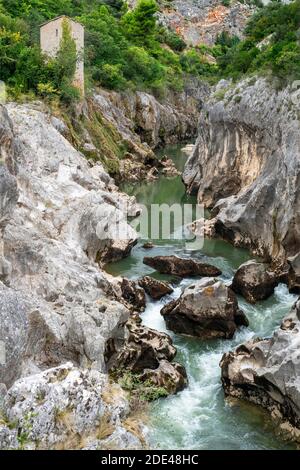 Gorges de l'Herault zwischen St Martin de Londres und St Guilhem le Desert, Languedoc Roussillon Heraul, Frankreich Stockfoto