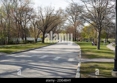 Swasey Parkway wurde geschaffen, um Exeters Innenstadt zu verschönern. Sie ersetzte alte Kais und Lagerhäuser am Squamscott River. Es läuft entlang des Flusses mit Stockfoto