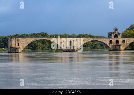 Brücke Avignon und Rhone bei Sonnenaufgang, Pont Saint-Benezet, Provence, Frankreich Stockfoto