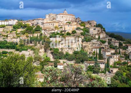 Luftaufnahme über dem Dorf Gordes, Vaucluse, Provence, Frankreich Stockfoto