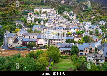 Sainte-Enimie in Gorges du Tarn. UNESCO-Weltkulturerbe. Grands Causses Regional Natural Park. Lozere. Okzitanien. Frankreich. Beschriftet Mit Les Plus Beaux Stockfoto