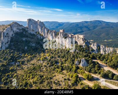 Luftaufnahme des Katharerschlosses von Peyrepertuse in Languedoc-Roussillon, Frankreich, Europa. Alte Katharerstätte des Château de Peyrepertuse, Peyreper Stockfoto