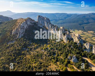 Luftaufnahme des Katharerschlosses von Peyrepertuse in Languedoc-Roussillon, Frankreich, Europa. Alte Katharerstätte des Château de Peyrepertuse, Peyreper Stockfoto